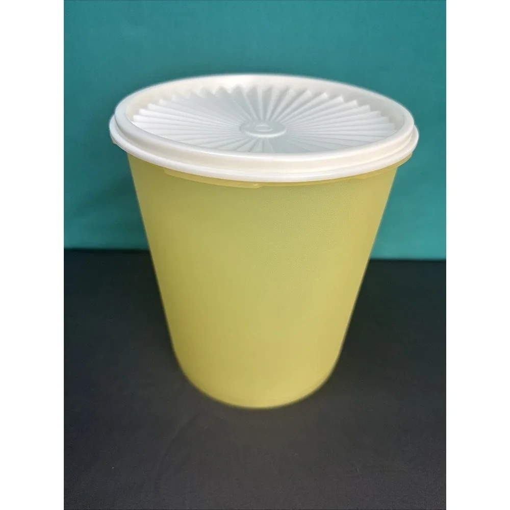 Tupperware Servalier Canister 12 cup / 2.7L Yellow With Seal New Decorator